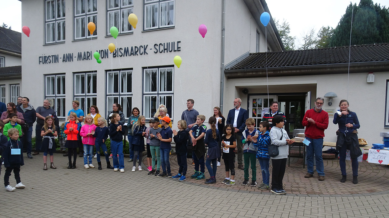 Buntes Kinderfest auf dem Schulhof