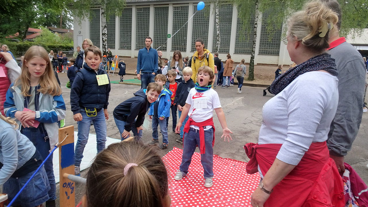 Buntes Kinderfest auf dem Schulhof