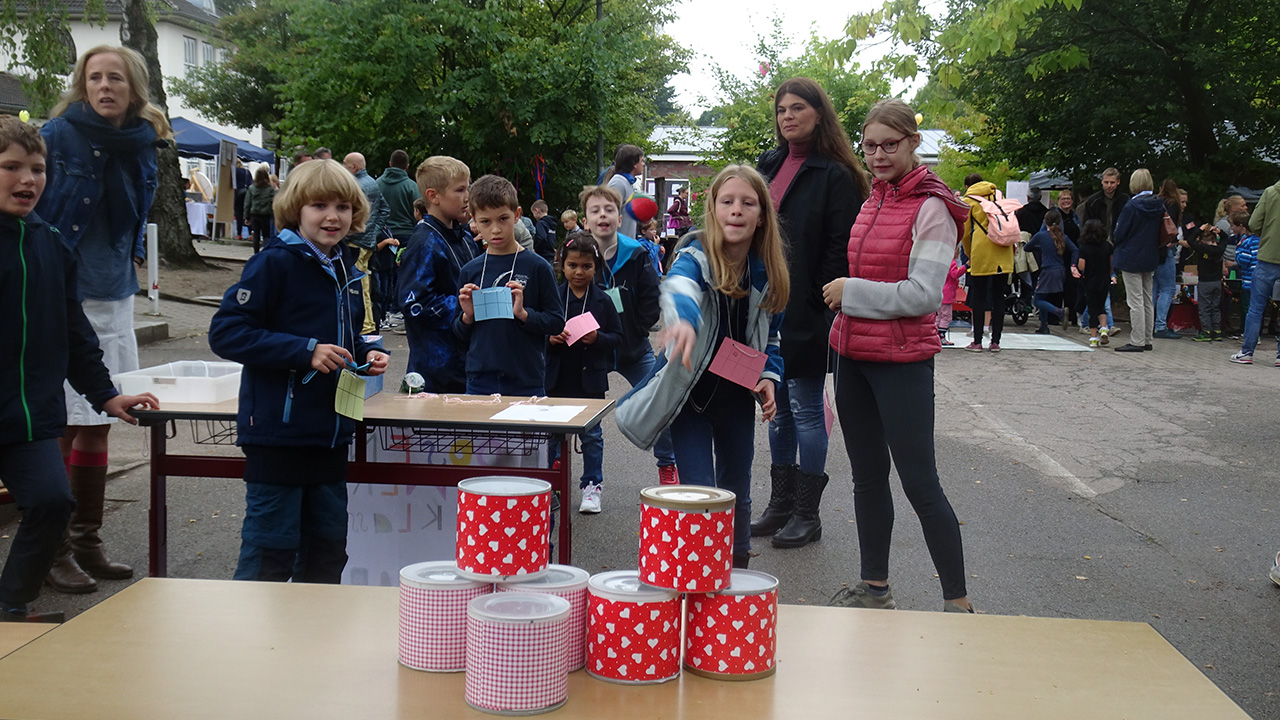 Buntes Kinderfest auf dem Schulhof