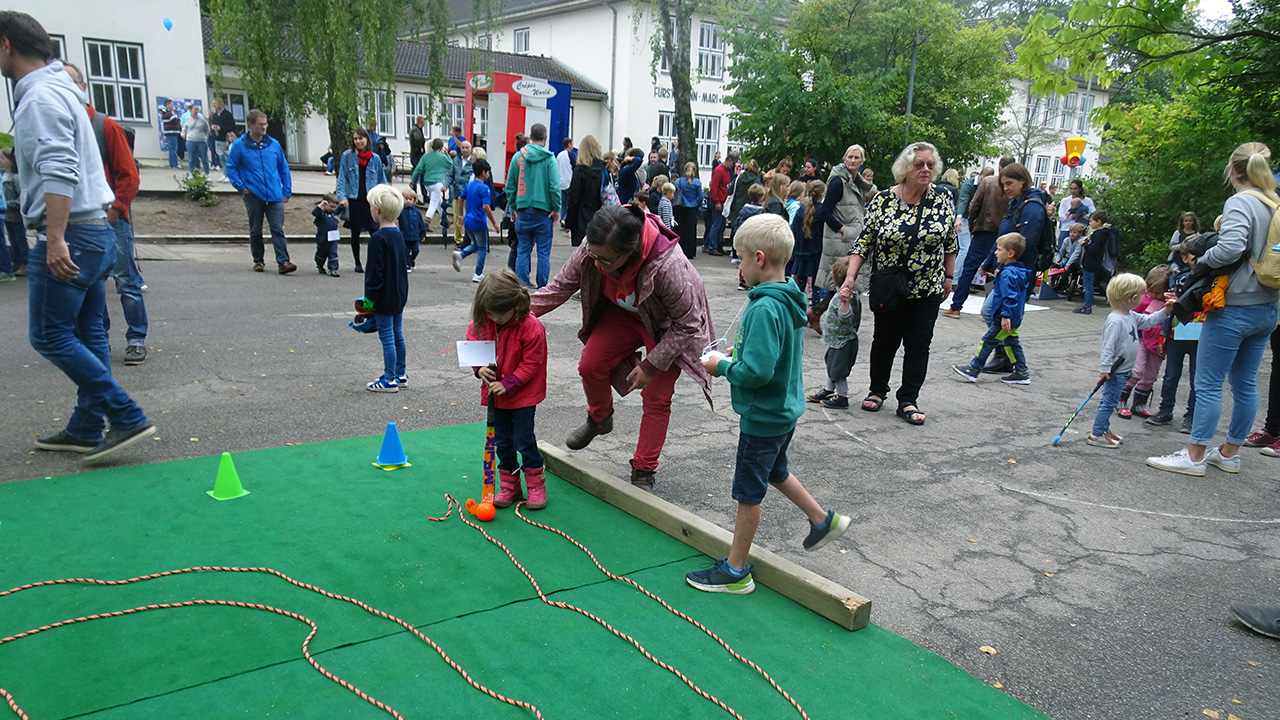 Buntes Kinderfest auf dem Schulhof