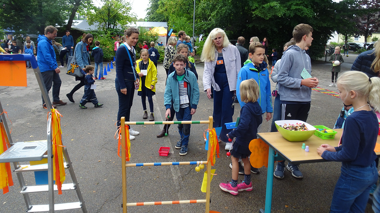 Buntes Kinderfest auf dem Schulhof