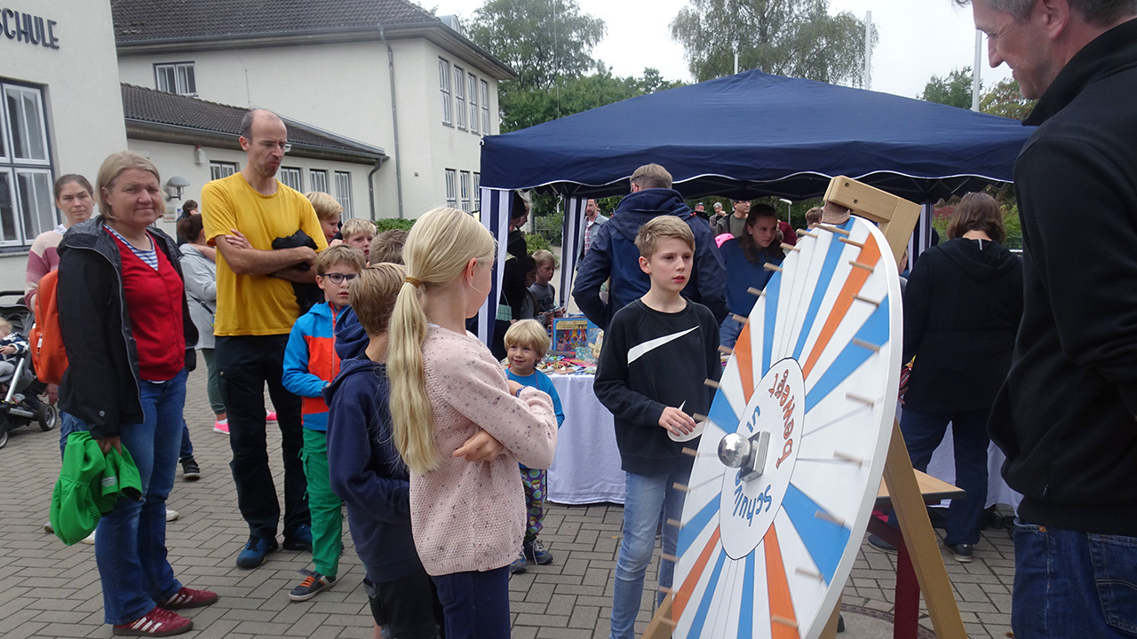 Buntes Kinderfest auf dem Schulhof