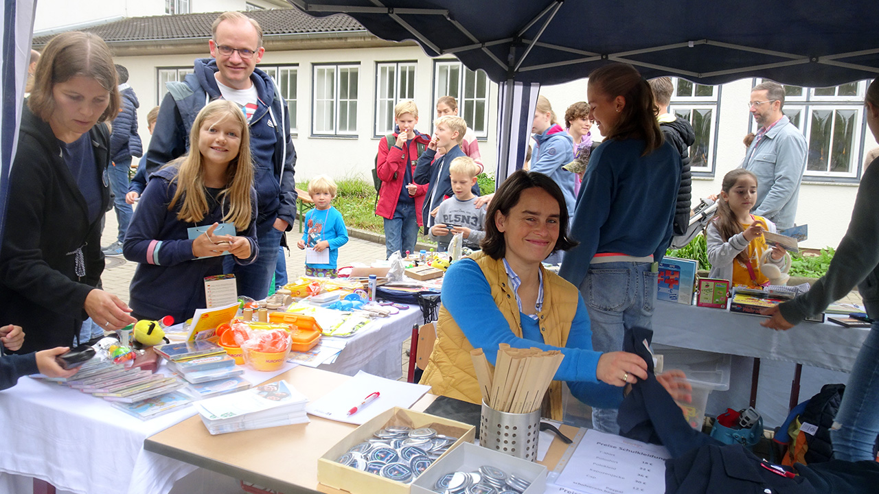 Buntes Kinderfest auf dem Schulhof