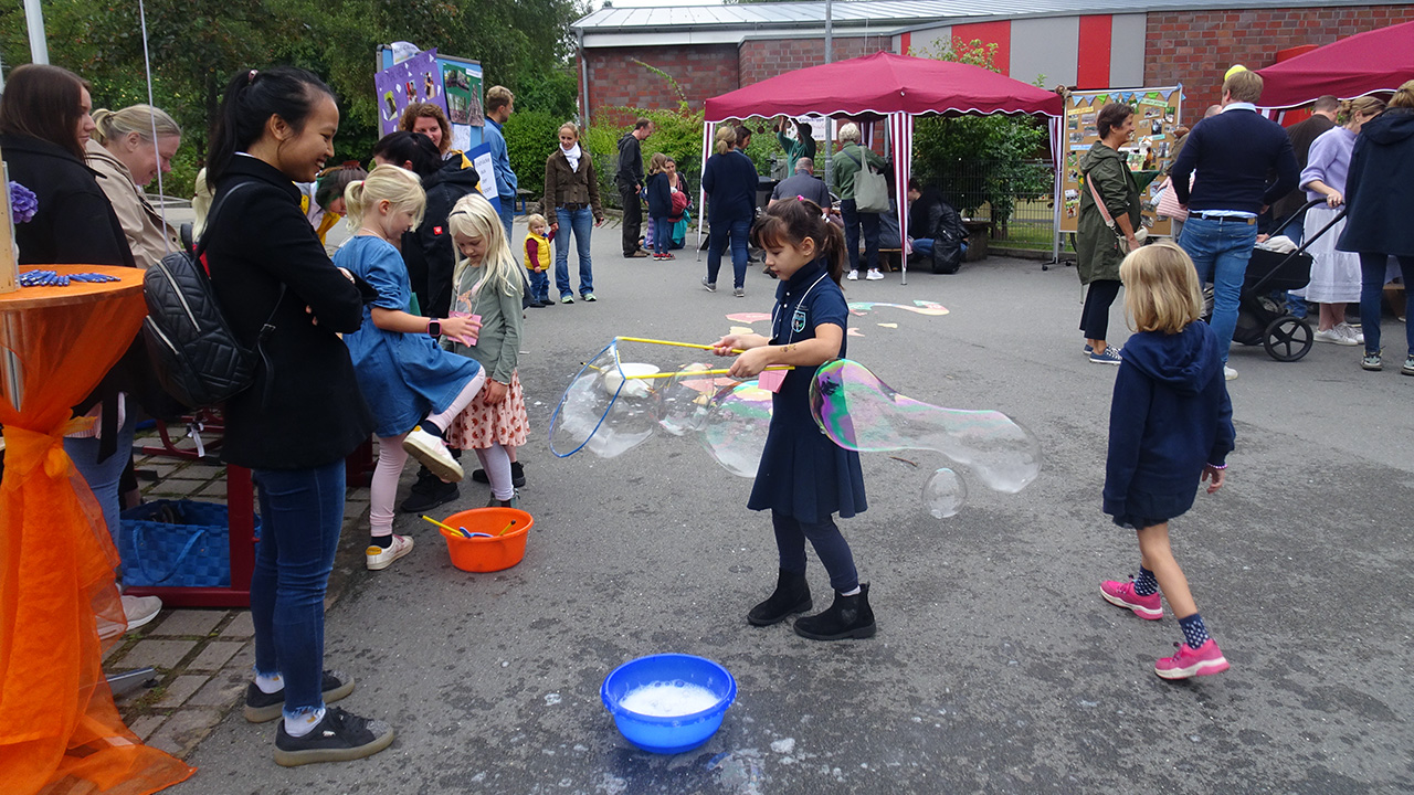 Buntes Kinderfest auf dem Schulhof