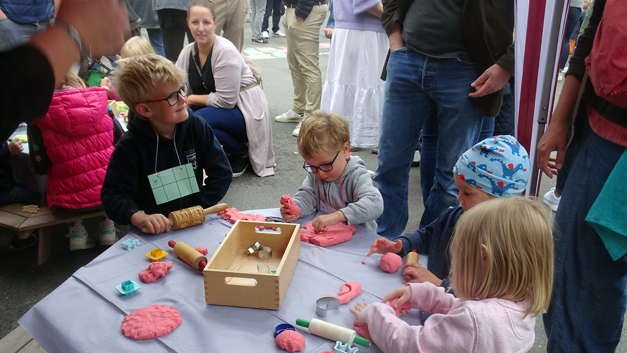 Buntes Kinderfest auf dem Schulhof