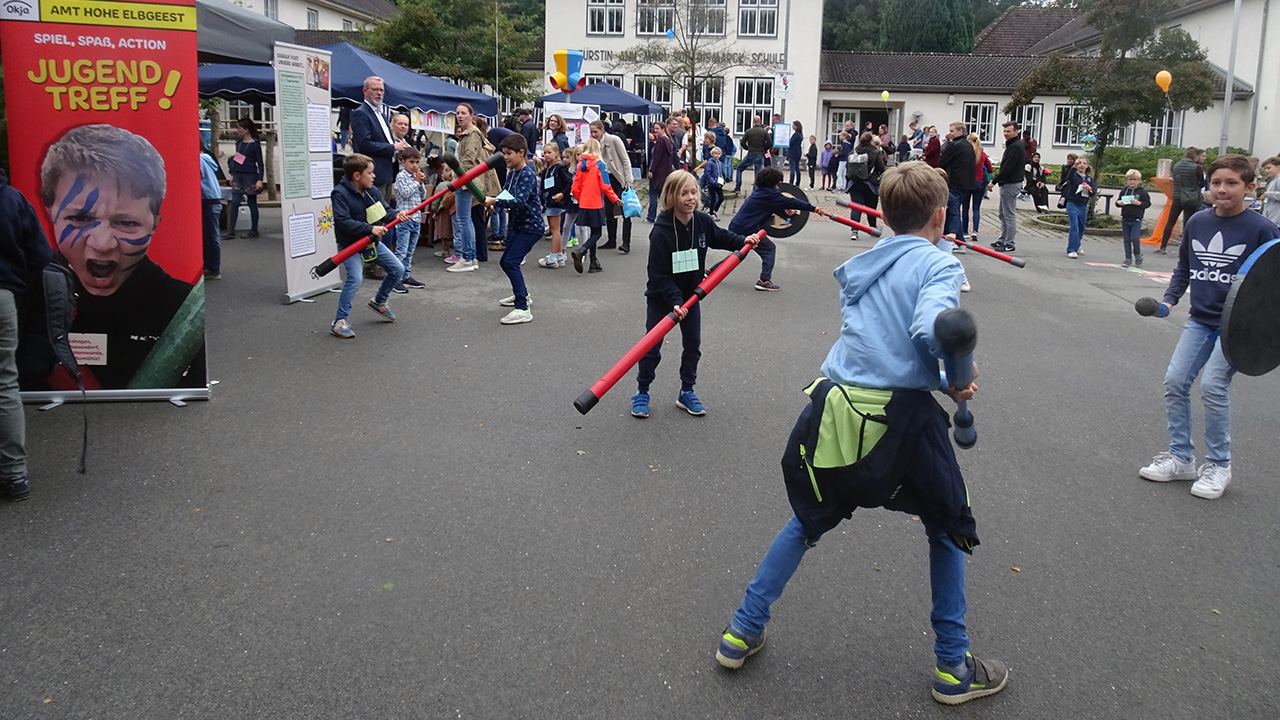 Buntes Kinderfest auf dem Schulhof