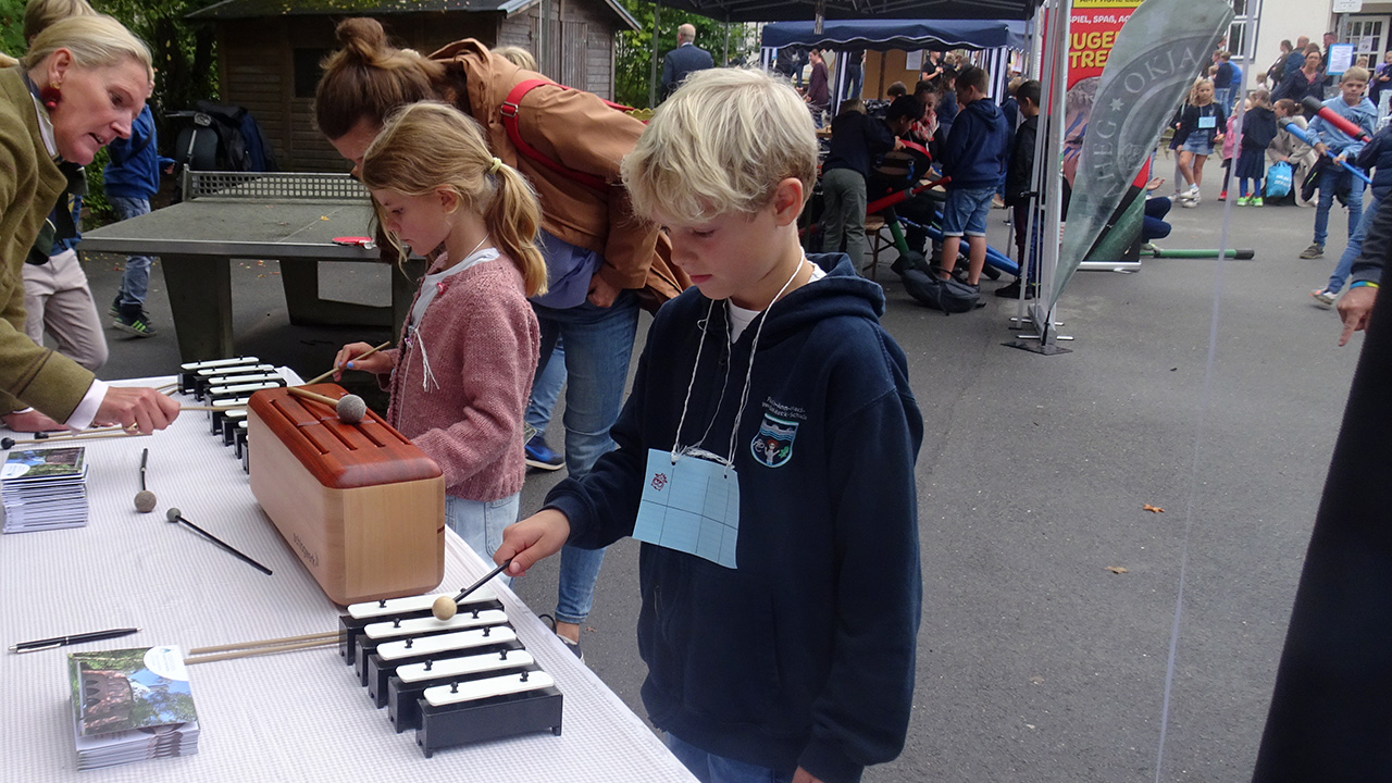 Buntes Kinderfest auf dem Schulhof