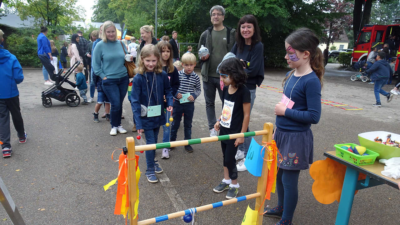 Buntes Kinderfest auf dem Schulhof