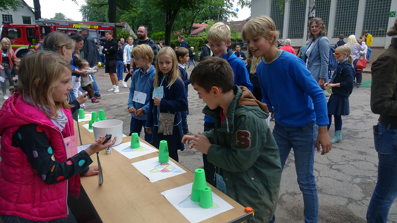 Buntes Kinderfest auf dem Schulhof