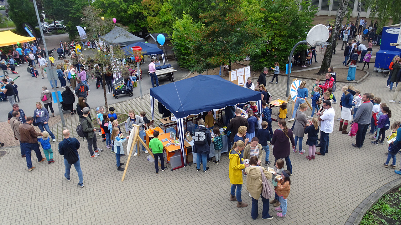 Buntes Kinderfest auf dem Schulhof