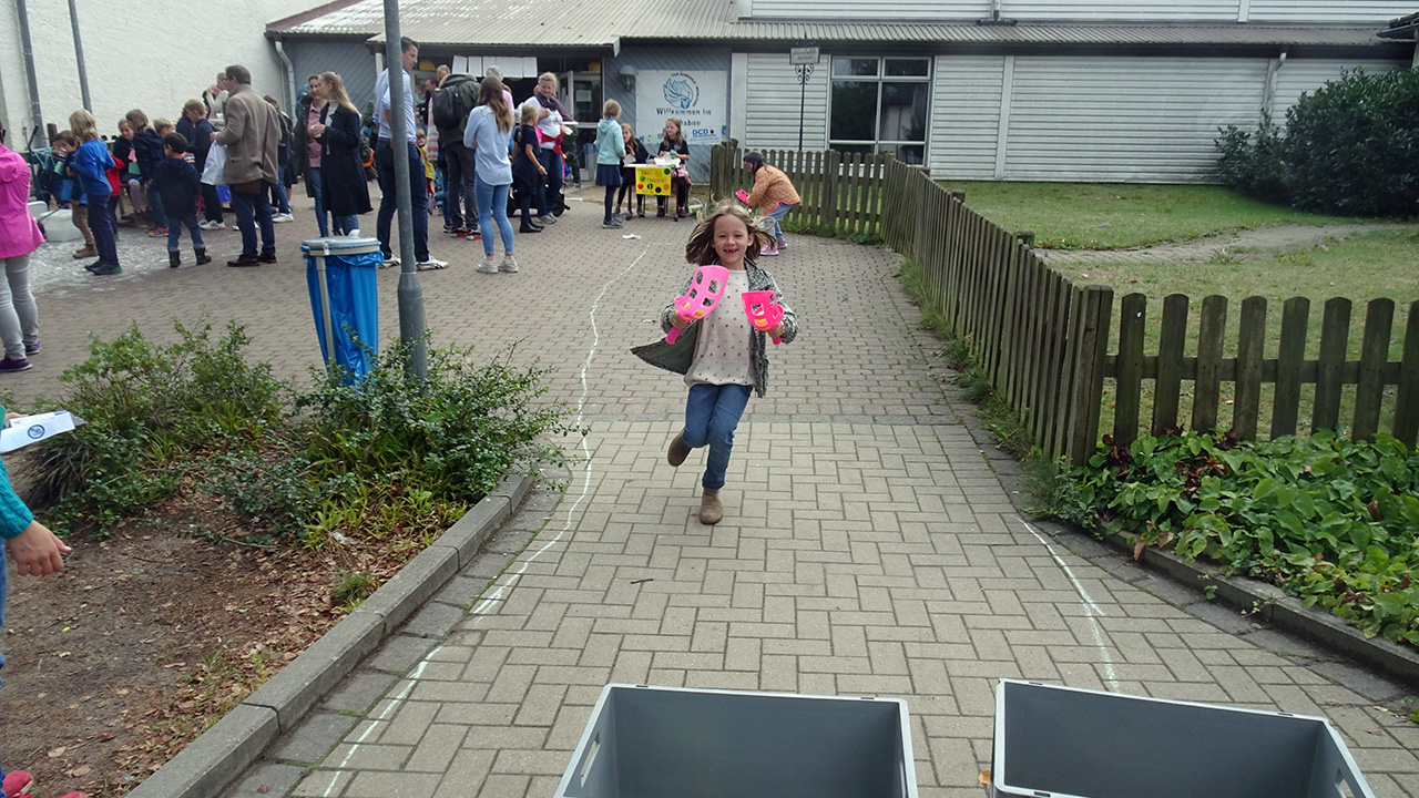 Buntes Kinderfest auf dem Schulhof